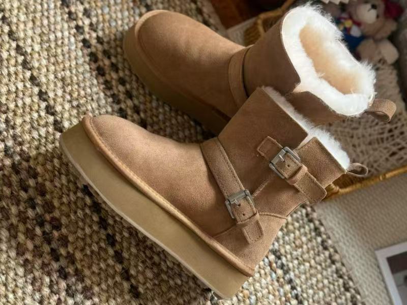 Platform snow boots with warm fur lining